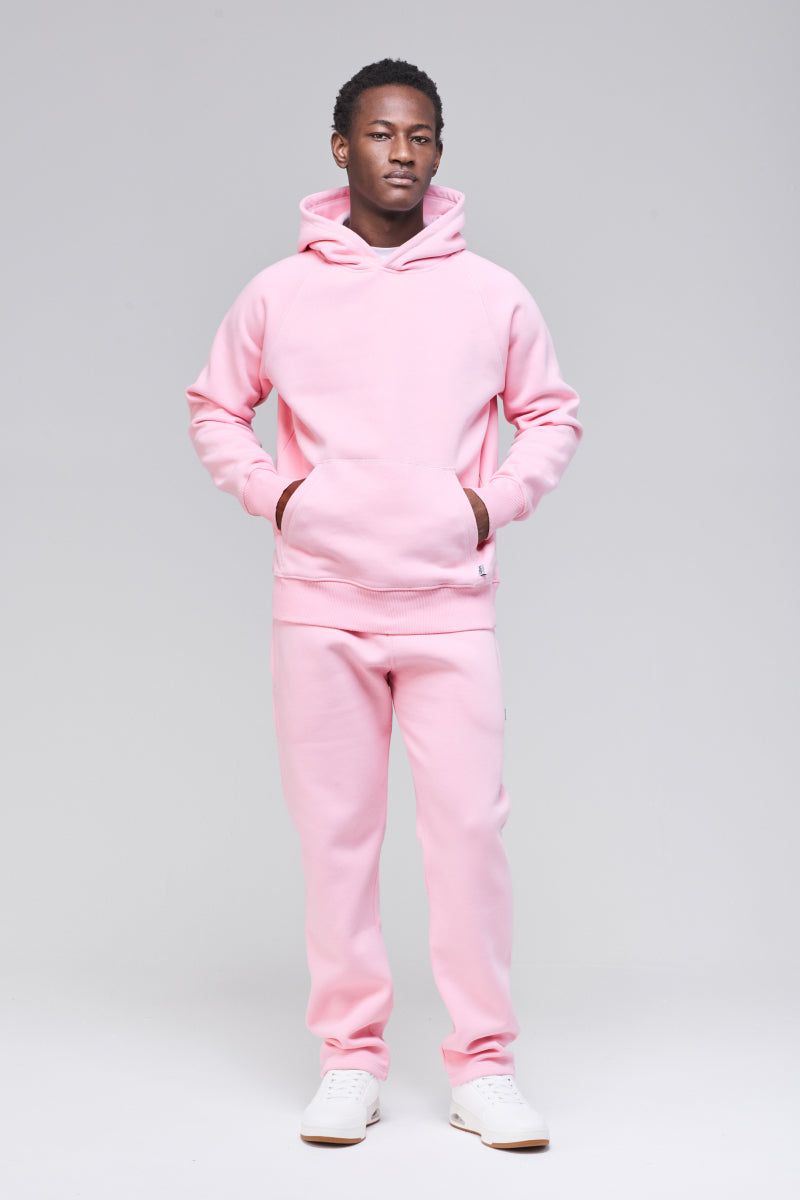 Front view, both hands in front pocket, classic fit silhouette