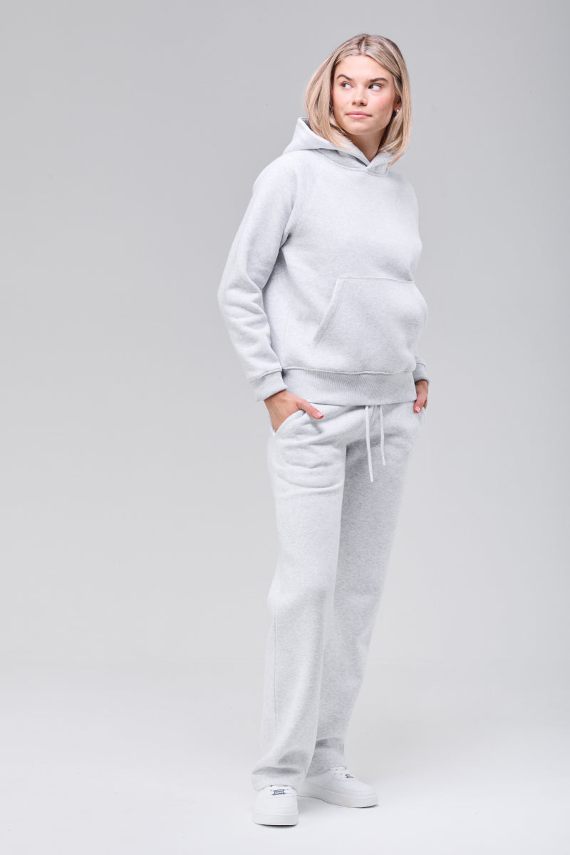 Front side view, full figure and hands in side pockets